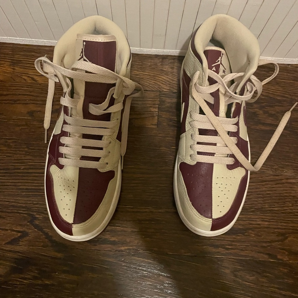 Wmns Air Jordan 1 Mid SE 'Split - Beach Cherrywood'